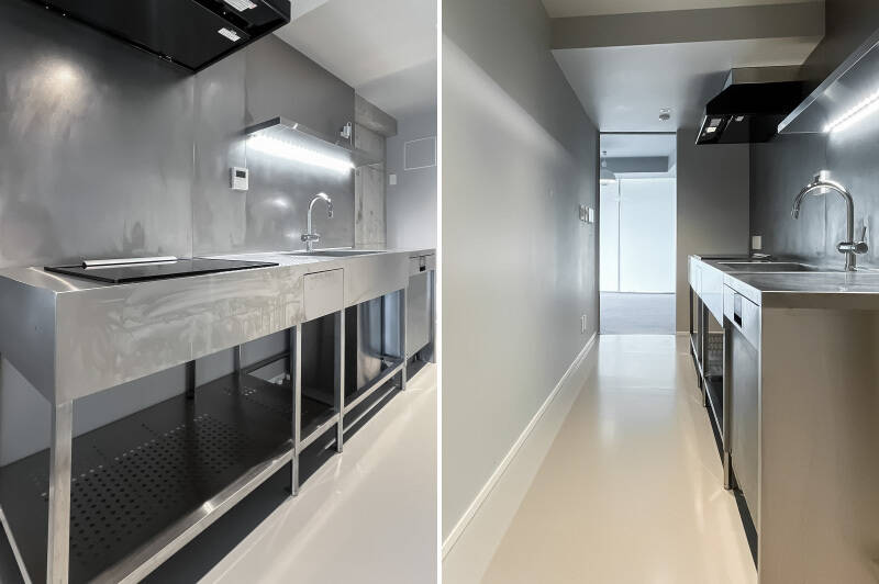 ドイツ「GAGGENAU(ガゲナウ)」製の食洗機がビルトインされています。カウンター下にスペースがあるため、棚やバスケットを上手に利用すると便利でしょう。突き当たりの躯体壁部分が冷蔵庫置き場です。