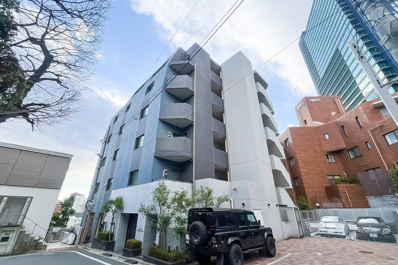 起伏のある土地の頂(いただき)に建っており、地下3階付き地上6階建てという構造。2015年築でまだまだ新しく、全29戸と小規模です。横には機械式駐車場が併設されていますよ。