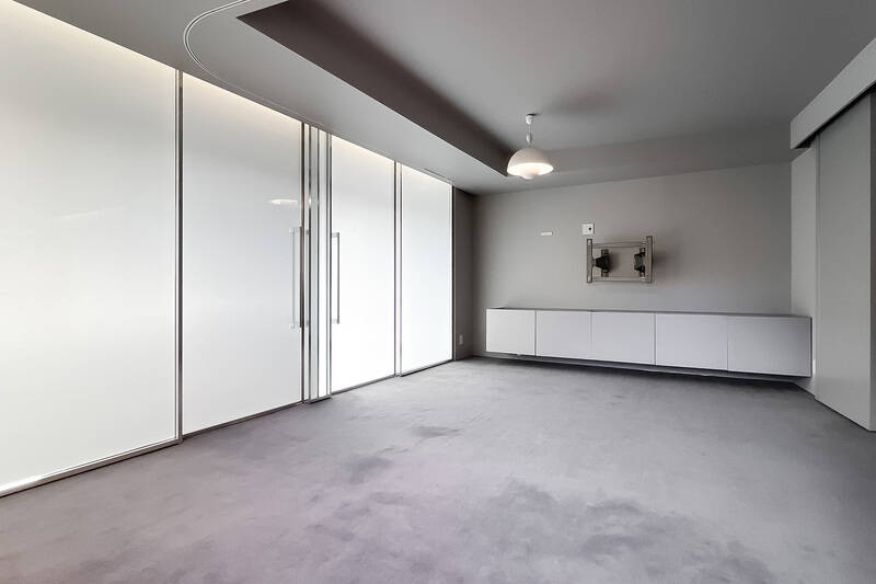 大きなガラス戸越しに自然光がぼんやり照らす、約14.0帖のリビングダイニング(LD)。カーペットの感触も相まって、なんだか包み込まれているような感覚に陥ります。