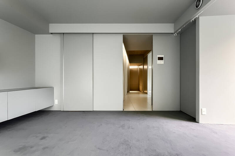 テレビボードの横にある引き戸の先はキッチン。開けて、中を拝見しましょう。