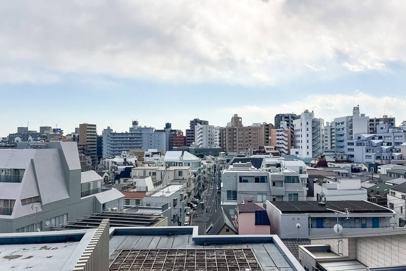 バルコニーに出てみました。さすが高台の先端。目の前には低層の住宅街が広がり、空が大きく開けています。視線の少し先、ビルが並んでいるのが山手通り沿いです。