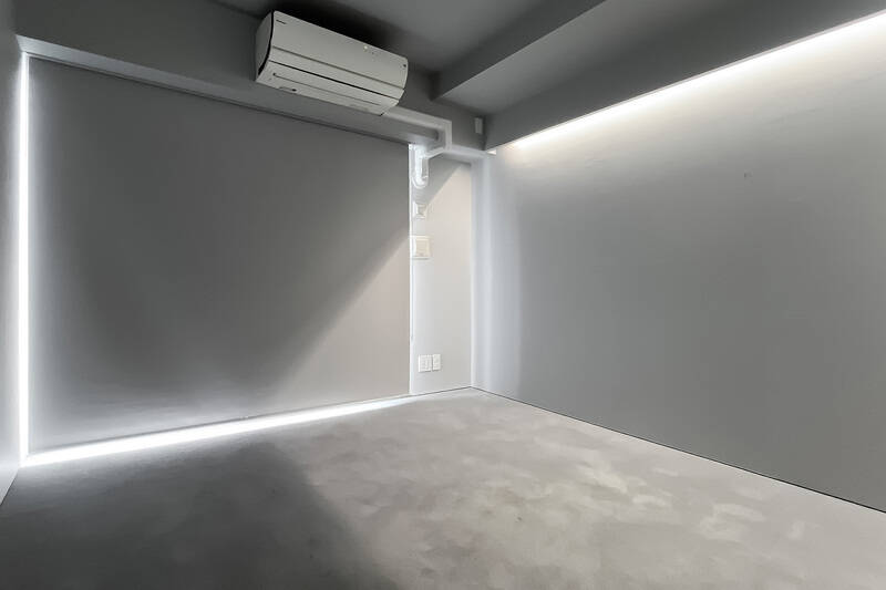 洋室A・Bともに、世界観を損ねないようグレーのロールカーテンが設置されています。