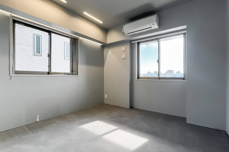 南東側はお隣の建物が近接していますが、風通し用の窓としては十分。南西の腰窓からは、もちろん先ほどの気持ちのいい景色が堪能できますよ。広さは約6帖です。