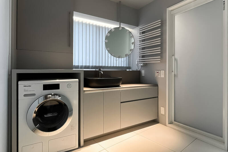 造作カウンターに照明で囲まれたラウンド型のミラー、タオルウォーマーなど、身支度が楽しくなりそうな設備が搭載されています。