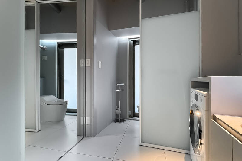 引き戸の裏側はミラー張り。廊下でコーディネートを考えて、洗面室で試着する。一連の流れがスムーズです。半透明のガラス引き戸を開けると、中はトイレです。