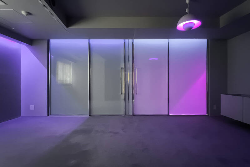 室内は「Philips Hue(フィリップス ヒュー)」スマートホームシステムを採用しており、スマートデバイスから操作が可能。生活時間帯に合わせた雰囲気作りから、テレビやゲーム、音楽への没入感を高める雰囲気作りまで変幻自在です。