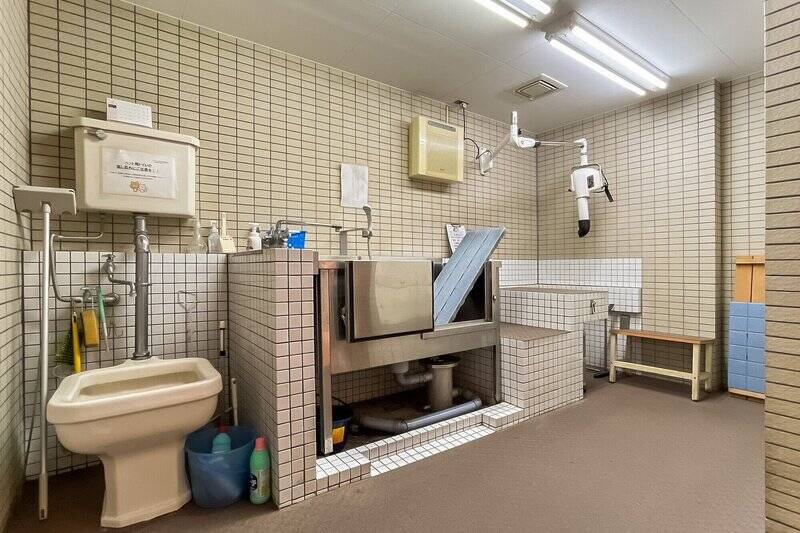 なんと、共用施設としてグルーミングルームまであるのです。ペット用の洗い場、ドライヤー、水洗トイレ、さらにシャンプーなどの荷物を収納できる小さなロッカーも揃っていますよ。