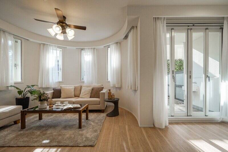 まずは光いっぱいのLDKから。優雅な円形のリビング(左)と、長方形のダイニングキッチン(右)を組み合わせたような形をしており、全体で約17.7帖の広さです。