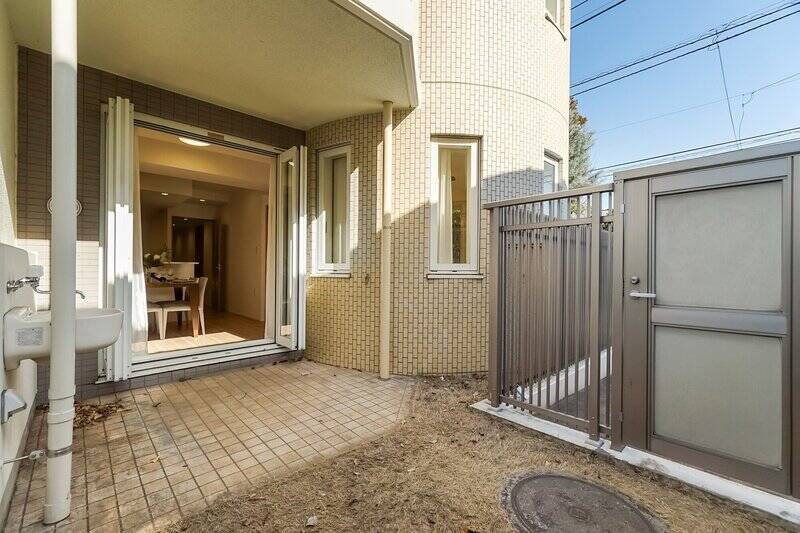 テラス左手にはスロップシンクを完備。さらに、ペット用のリードを繋いでおけるフックも用意されています。