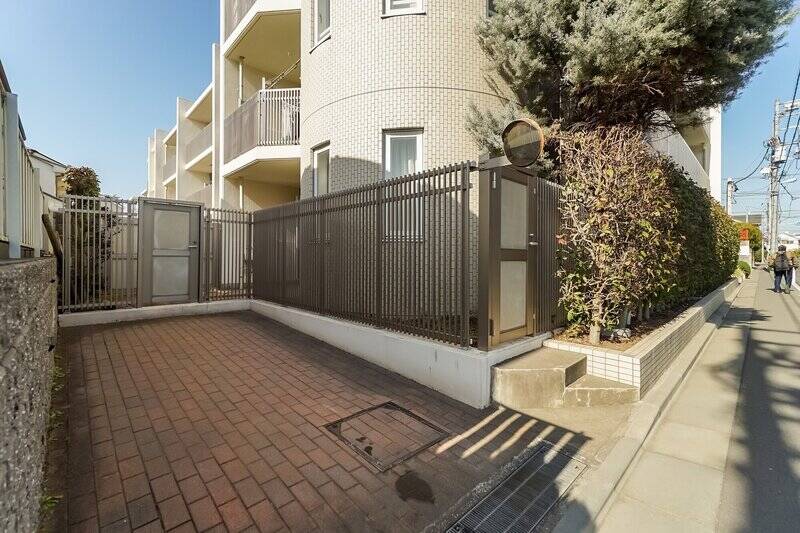 おおお! こちらの住戸の専用駐車スペース(月額使用料20,000円)に出ました。共用部を通らずダイレクトに住戸〜車を行き来することも可能なんですね。まるで戸建て暮らしみたいなのびのび感を満喫できそう。