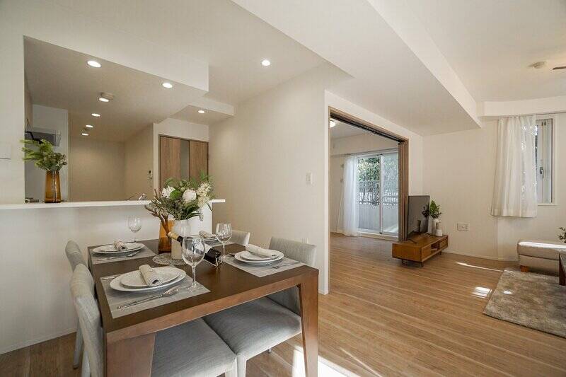 こちらは窓を背にしてLDKを見たカット。右奥にある、引き戸で区切られた洋室Aへ進みましょう。