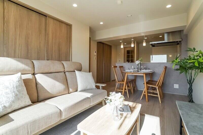 内装は木目×白のシンプルなデザイン。キッチンの腰壁はグレーの壁紙です。