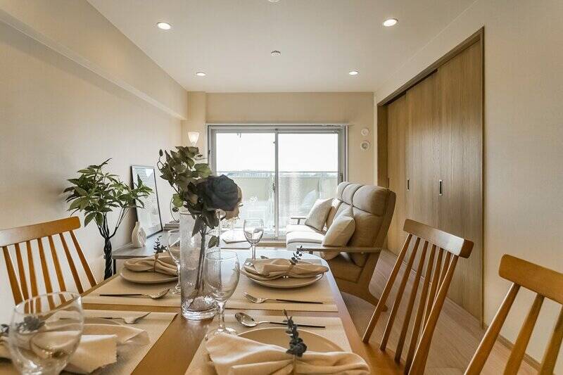 顔をあげると、バルコニーの先まで視線が抜けます。その先の景色はというと……