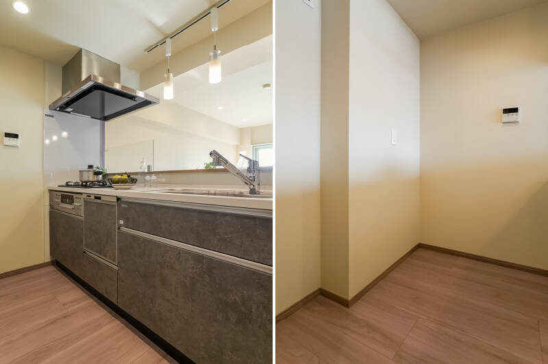 <b>左・</b>キッチンは、食洗機と浄水器内蔵シャワー付き。油はねを考慮し、コンロ前には圧迫感を感じさせない透明のパネルが立てられています。／<b>右・</b>背面には、カップボードが置けるスペースを確保。