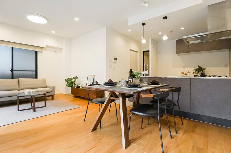 ダイニングスペースとリビングスペースをゾーニングしやすい空間。