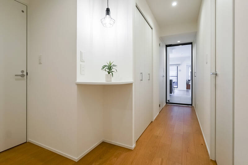 リビングの入口の扉はガラス戸で、廊下までしっかりと日差しが届きます。2箇所収納が備わっており、日用品の収納場所としても便利。