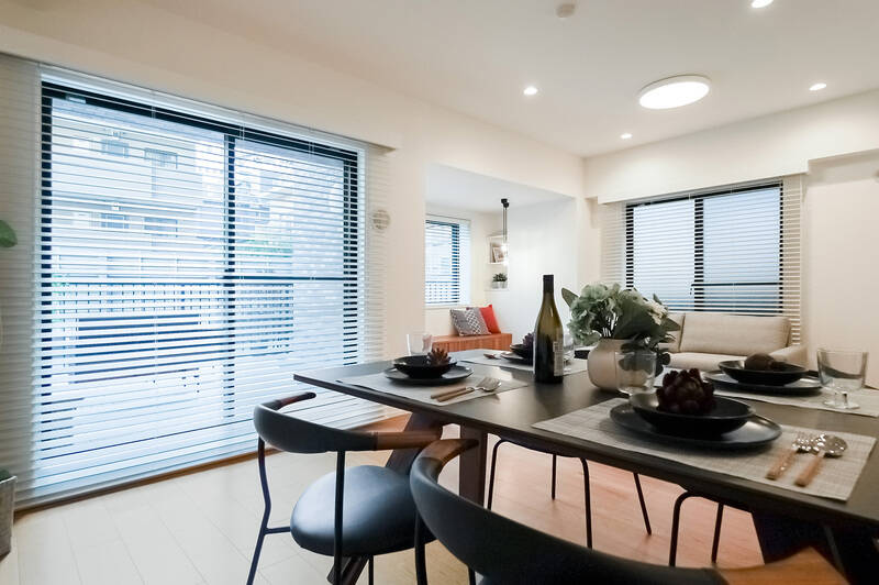 ウッドブラインドを下ろすと少ししっとりした雰囲気に。