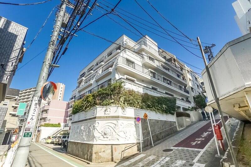 「目黒」駅から徒歩6分。今回取材する物件は、斜面に建つ1972年竣工のマンション。花柄のレリーフが施された外壁がとても素敵!