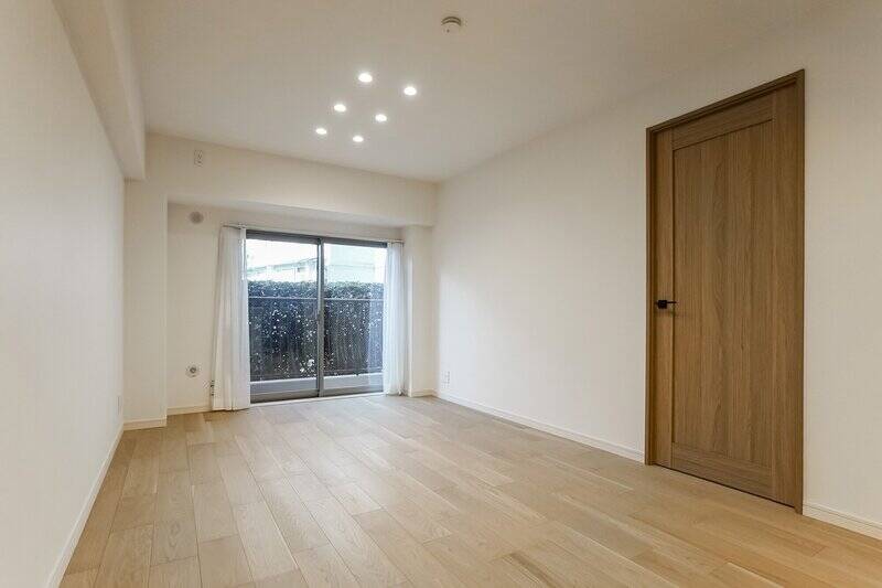 約13帖のLDK。窓の先にはバルコニーがあります。