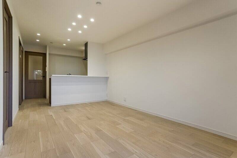 窓側からLDKを見たカット。奥にキッチンがあるので見てみましょう。