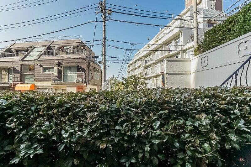 リビングからバルコニーに出てみました。正面には植栽があるので、外からの視線は気にならなさそうです。