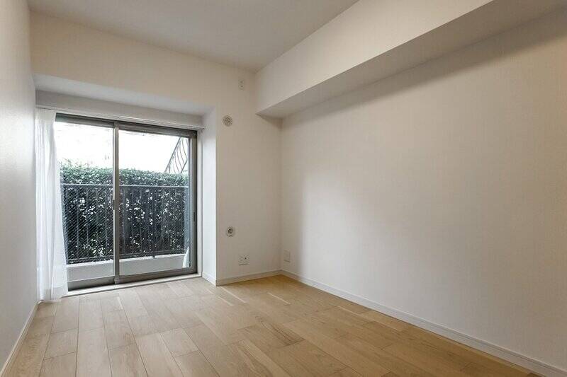 南西向きの窓がある、シンプルな洋室です。