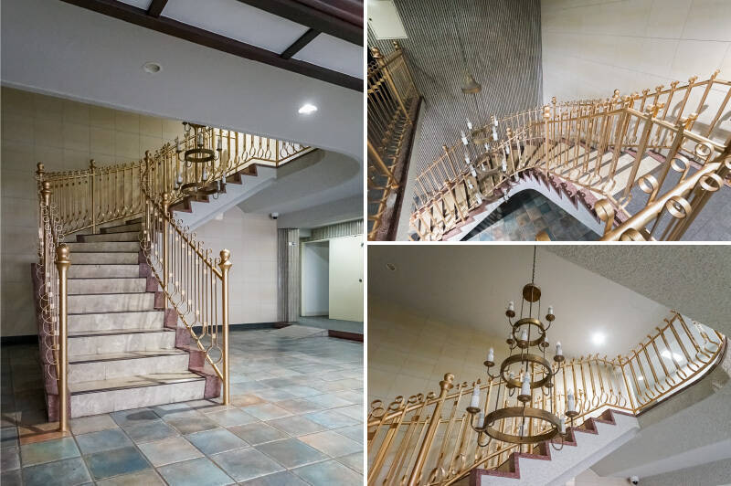 曲線が美しい吹き抜け階段からは、優雅な雰囲気が醸し出されています。2023年12月の大規模修繕工事で階段も修繕しており、手すりの塗装はとてもきれいな状態でした。中心のシャンデリアは以前このマンションに住んでいた方がデザインされたものとのこと。