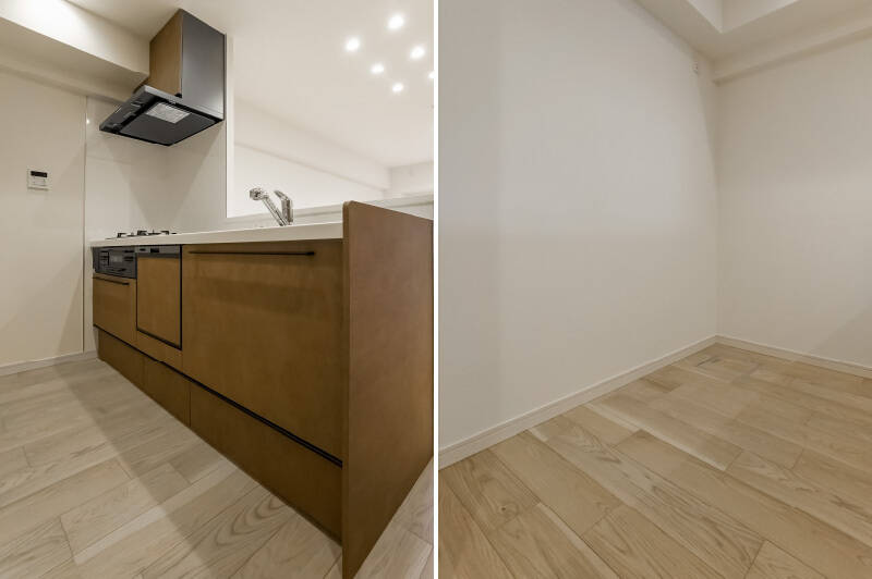 <b>左・</b>グリル付きの3口コンロ、食洗機完備のシステムキッチン。/<b>右・</b>反対側のスペースには、冷蔵庫や収納を置けます。