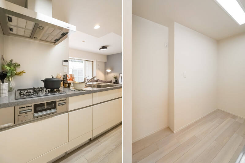 <b>左・</b>家族とのコミュニケーションを取りやすい対面式のキッチン。収納をたっぷり確保しています。／<b>右・</b>背後には冷蔵庫や食器棚を置くためのスペースが。