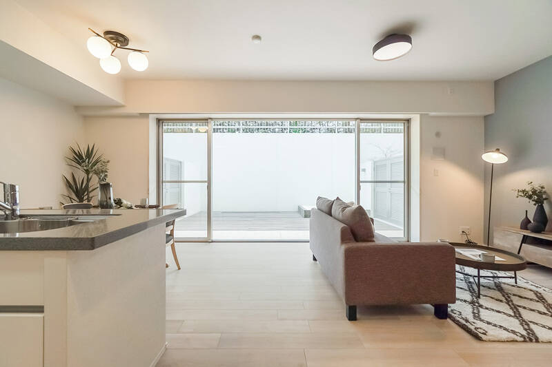 南向きのLDKに入ると、目の前がパッと大きく開けます。LDKそのものは約15.9帖ですが、掃き出し窓の向こうに広がるテラス＆ジェントルコートのおかげで開放感が倍増しています！