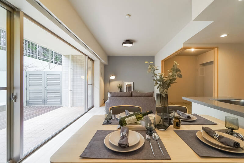 LDKは横長の長方形をしており、優しい自然光が空間を満たします。写真のように右手に隣接している和室の引き戸を開け放って、さらに開放的に使うのも素敵ですね。