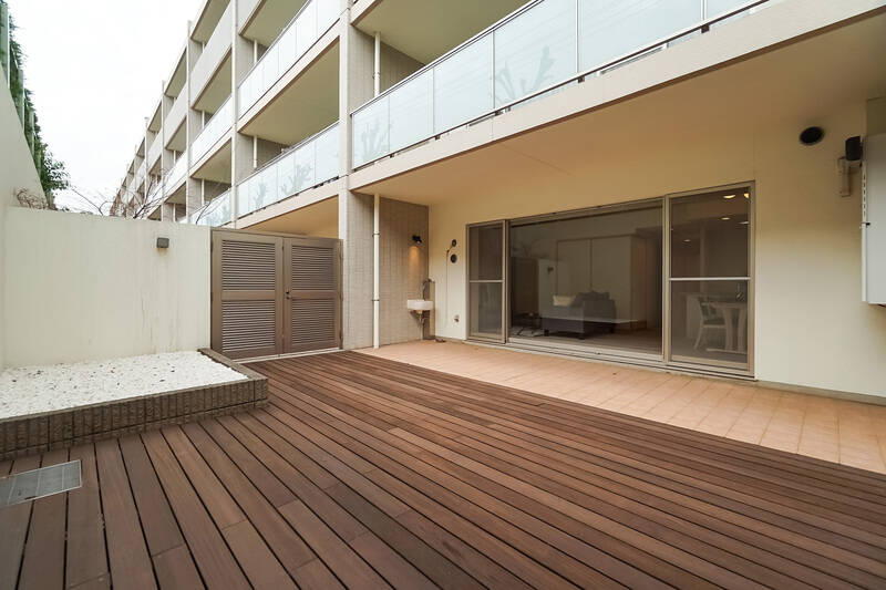 反対側からもパシャリ。何をして過ごそうか、妄想が止まらなくなりそうな広さですね♡ 両隣の住戸としっかり塀と扉で区切られているのも好印象。プライベート感はかなり高めと言えそうです！