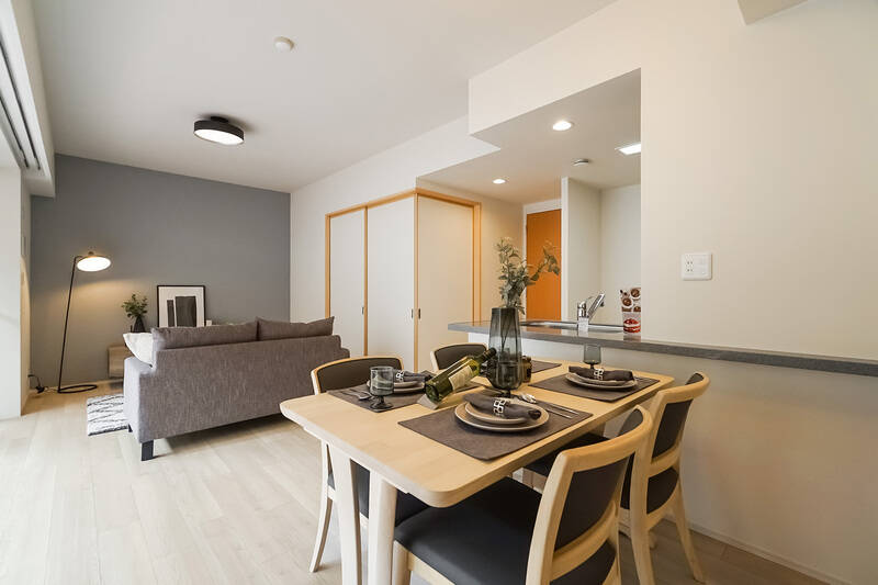 隣の和室の引き戸を閉めるとこんな感じに。和洋折衷のようなデザインの建具なので、閉めていても自然な印象です。