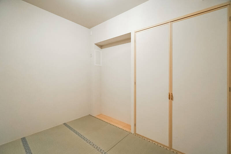 和室は約4.7帖。軽く奥まった床の間風スペースと、大きな押入れが備わっています。住まいの中に雰囲気の全く違うエリアがあるって、暮らしにメリハリがつきそうでいいですよね。