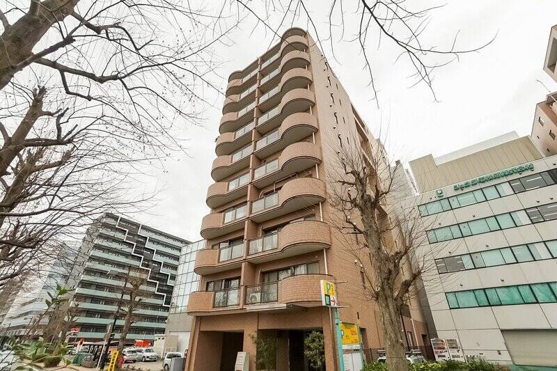 1995年に竣工された総戸数18戸の小規模マンションです。新耐震基準に適合しています。小型犬、猫であればペットが飼えますよ。