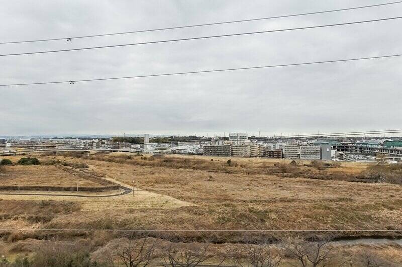 リビングからバルコニーに出てみました。撮影時は冬+曇天で少し寂しい印象ですが、夏場は緑が生い茂り、晴れた日には青空が広がりますよ！