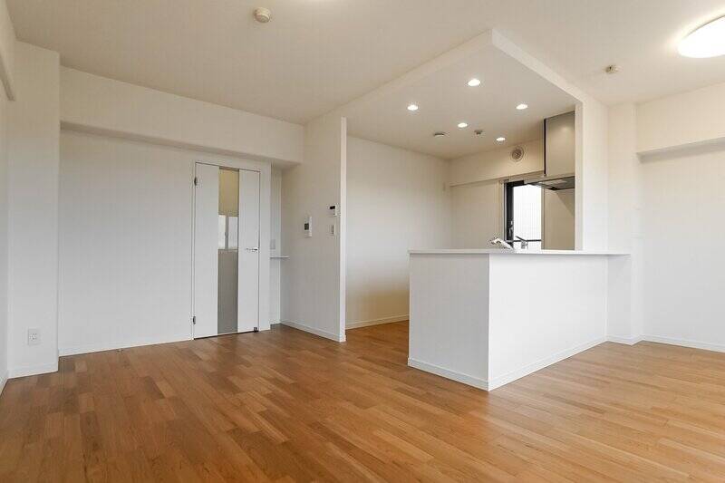 キッチンは、下がり天井と仕切り壁によってゆるやかにゾーニングされています。