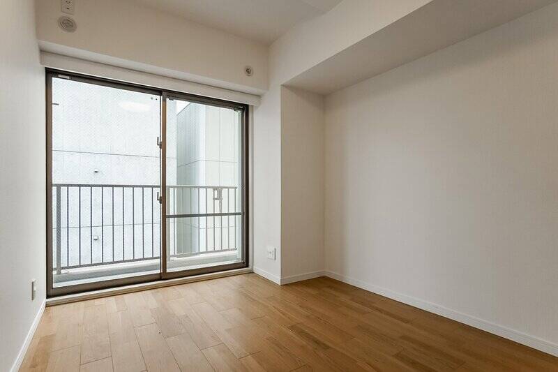 こちらの洋室も南東向きの窓が付いています。