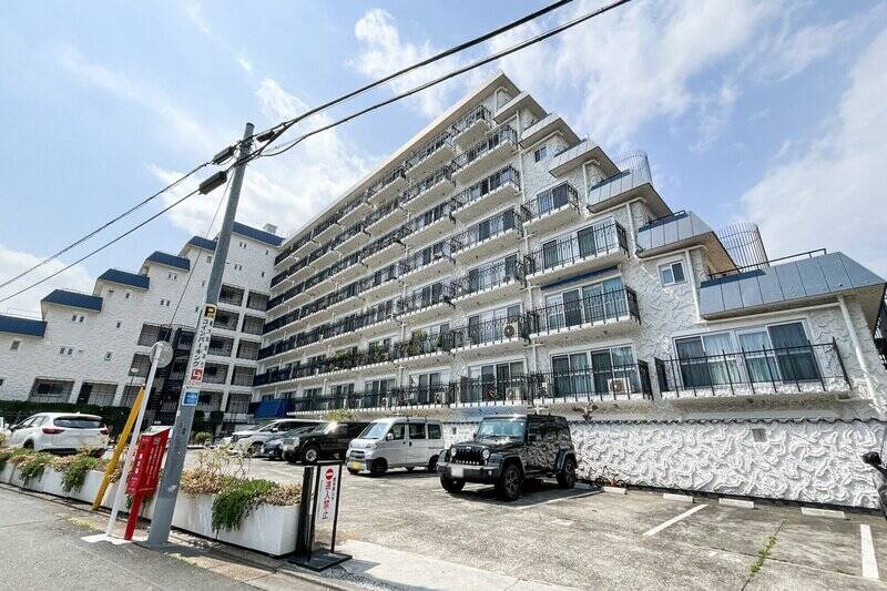 今回ご紹介する物件は、言わずと知れた “秀和レジデンスシリーズ” の一室です。総戸数は204戸と大規模で、重厚感ある外観に目を奪われます。