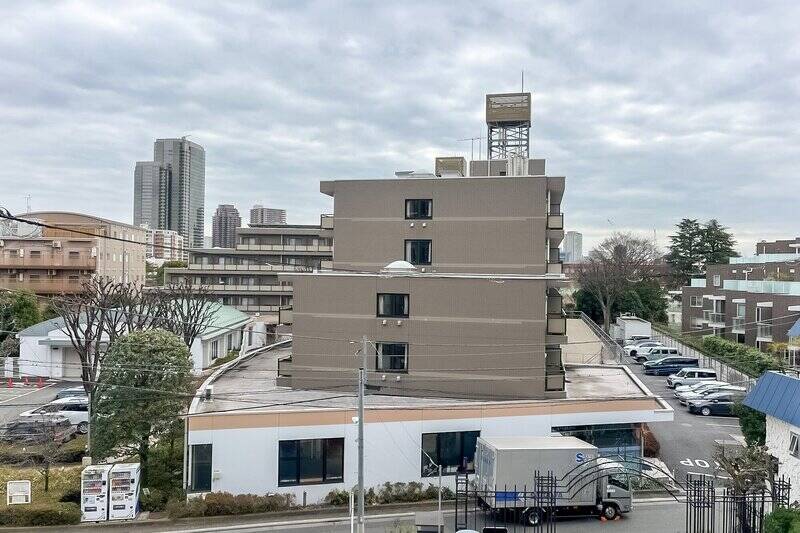 眼下には敷地内の駐車場が見えます。まわりには背の高い建物が少なく、ひらけた眺望です。