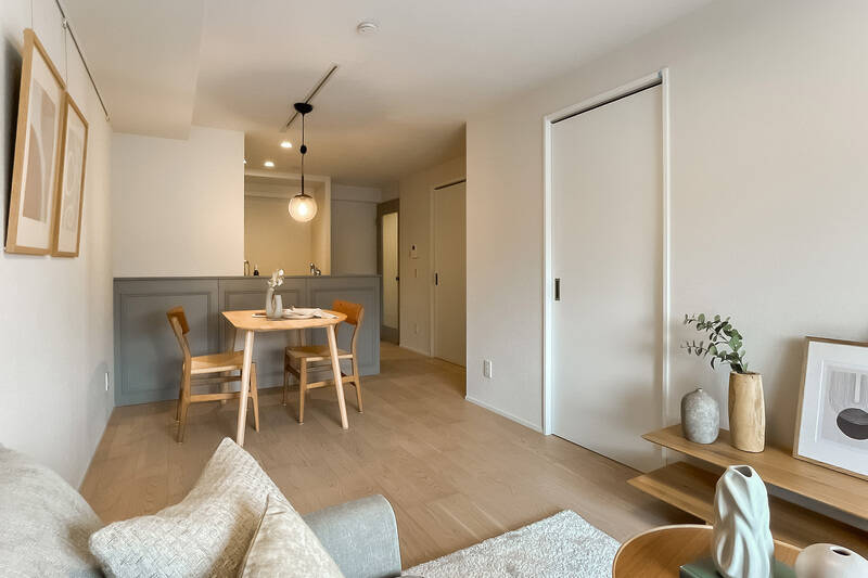 窓を背にしてもう一枚。LDKにはサービスルームと洋室が隣接しています。