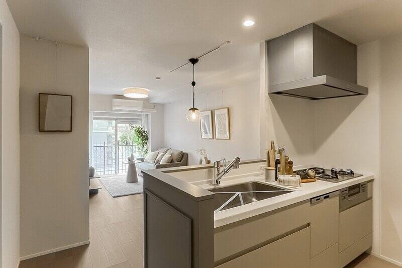 散らかりやすい手元が、リビングダイニングから見えづらい造りです。