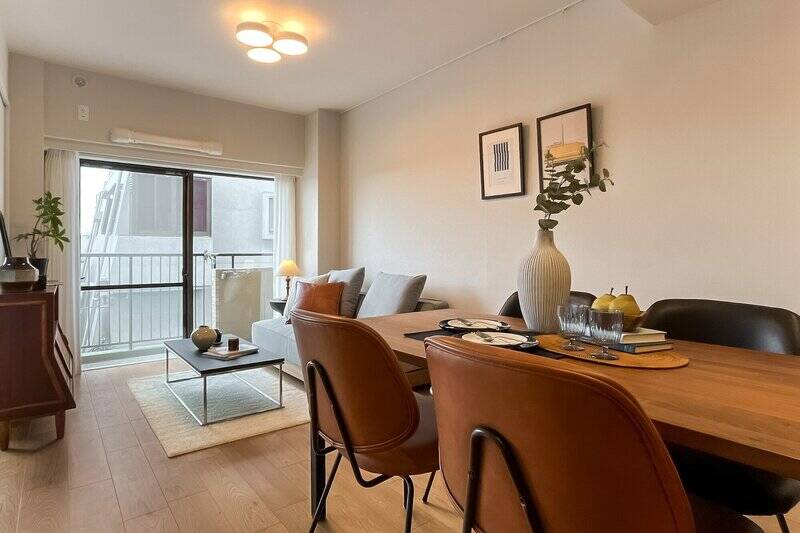 LDKの広さは約12.3帖。南向きの窓から差し込む光が、柔らかにLDKを照らします。床材は木の質感を感じられる突板を使用。