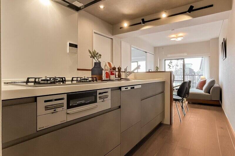 キッチンは、3口ガスコンロ・食洗機・浄水器を完備。ダイニングテーブルをキッチンと横並びで配置することで、食事の配膳や片付けも楽チンですね。