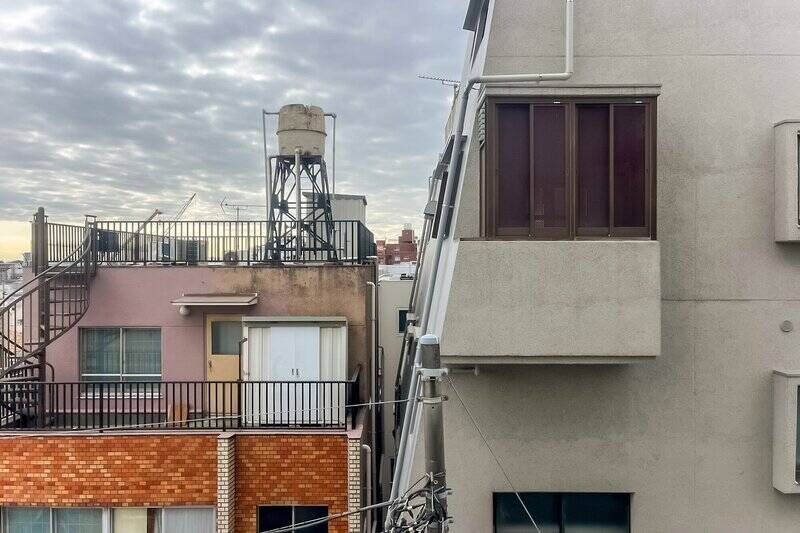 右手に見える建物は背が高く、道路分の距離は取れていますが少々圧迫感ある印象。