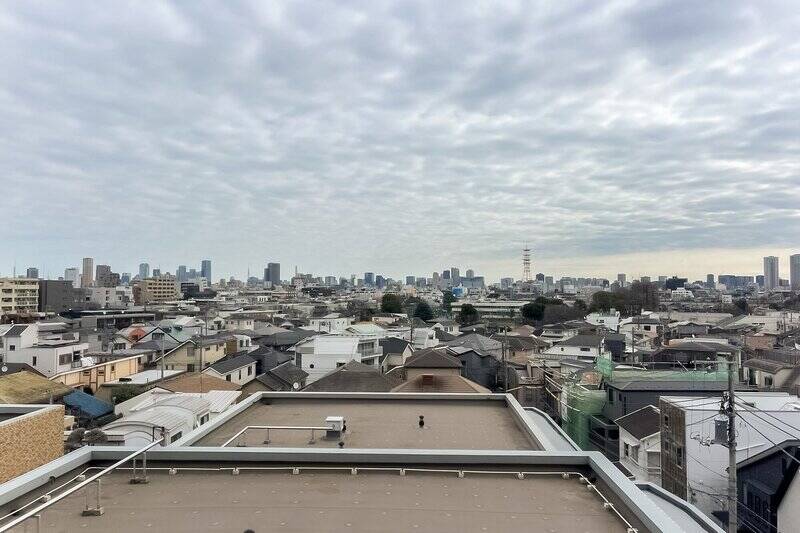 こちらのバルコニーは、周囲の視線を気にせず突き抜けた空を独り占めできますよ！ よーく目を凝らすと、東京タワーが見えるので、ご内見の際には探してみてくださいね。