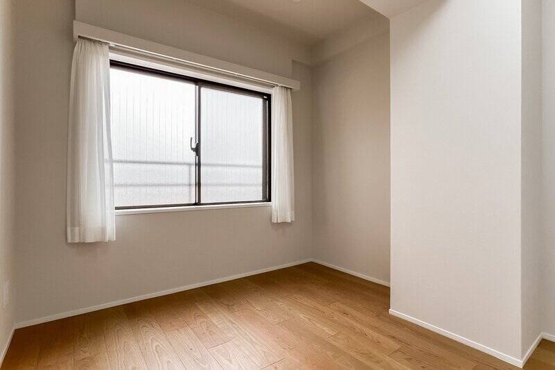 玄関側に位置する洋室C。構造上出っ張りがありますが、凹みを活かして本棚やコンパクトなデスク置き場によさそうです。