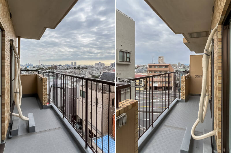 左手は視線が抜け、遠くまで街並みや空を仰ぐことができますよ。物干し金具付きです。