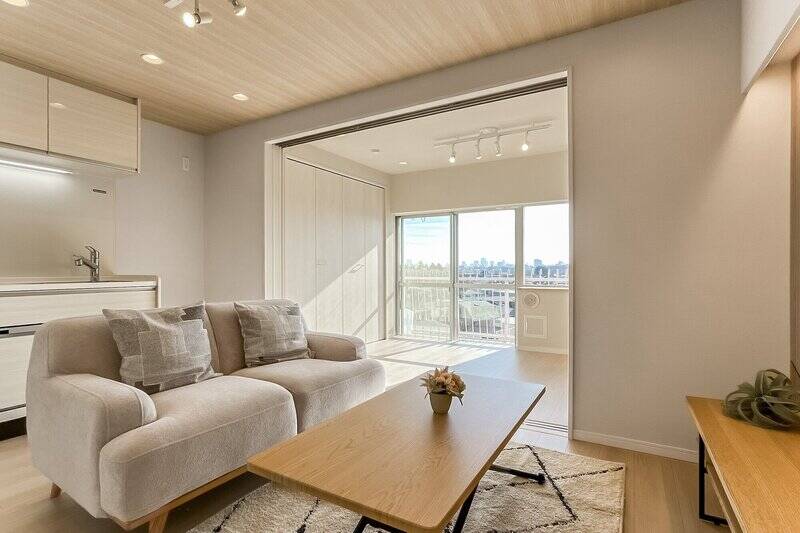 南東向きで日当たり◎ 窓の向こうに広がる、遠くまで見渡せる景色が気持ちいいですね！ 扉を開けて隣の洋室と一体化させれば、約13.8帖のゆったりとした空間に。