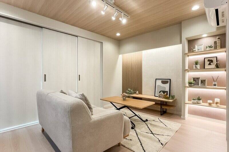 DKの広さは約8.4帖。なんと今回は家具付き販売とのことで、ソファやテーブルなどの大型家具はあらかじめ用意されています。引っ越し後すぐに暮らしをスタートできるのはうれしいポイント。